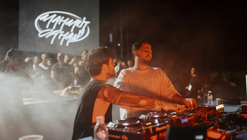 8 DJ 10 saat performans