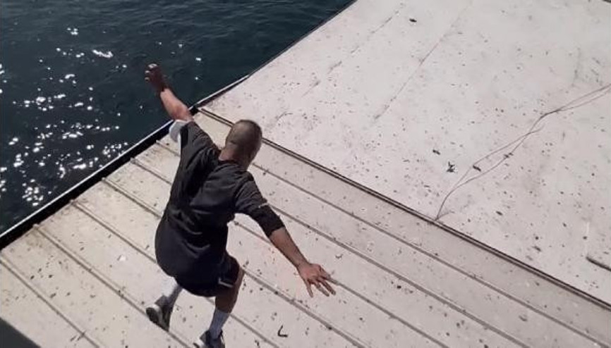 Yunus Emre Özer bu kez hareket halindeki tur gemisine atladı