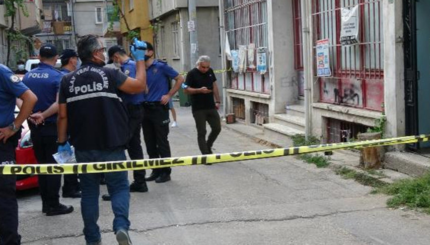 Kızının gözü önünde eşini bıçakladı