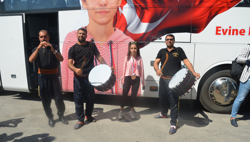 Tokyo Paralimpik Oyunları 3üncüsü yüzücü Sevilay Öztürke memleketi Kahramanmaraşta coşkulu karşılama