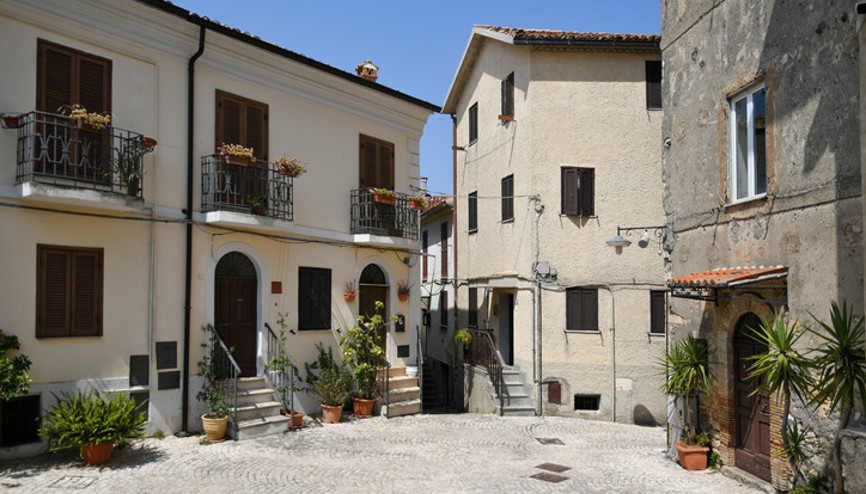 Dünyanın en ünlü şehrine yakın... Evler 1 Eurodan satışa çıktı Tek bir şart var