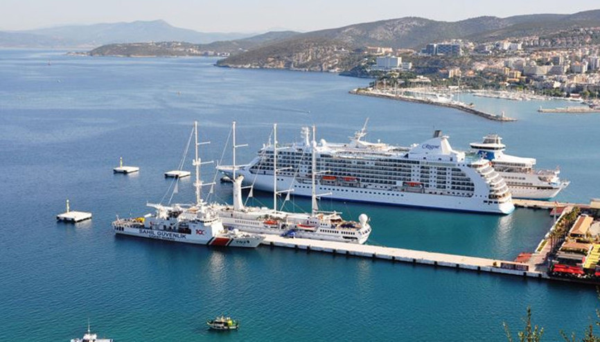 Kuşadası Limanına 16 ay sonra ilk kruvaziyer gemisi yanaştı