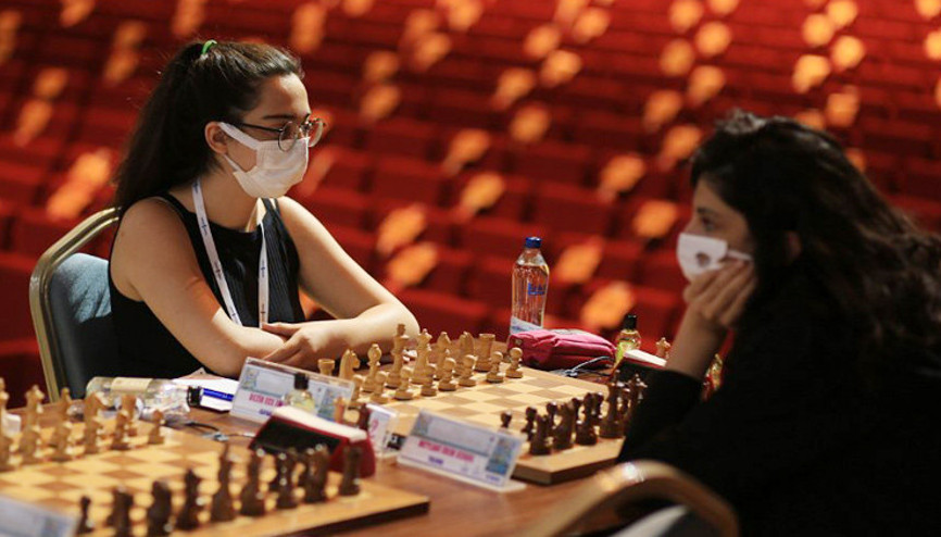Satranç sporcuları okullarda pandemi kurallarını anlatıyor
