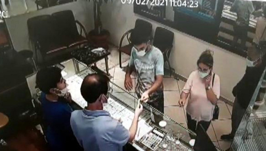 Müşteri gibi girdi, 10 bin liralık bilezik çaldı Böyle yakalandı
