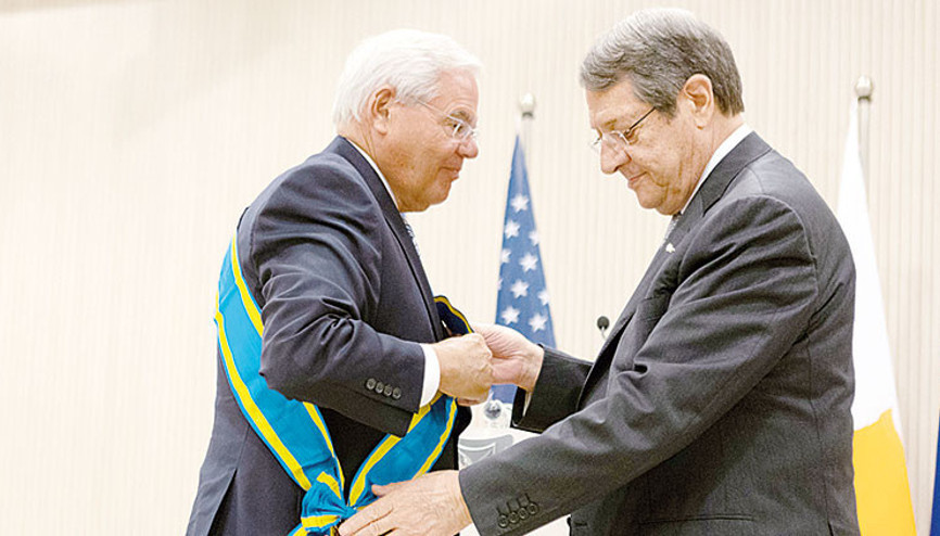 Türk düşmanı Amerikalı senatöre Rum nişanı: Hayali Mehmetçik’in Kıbrıs’tan çıkmasıymış