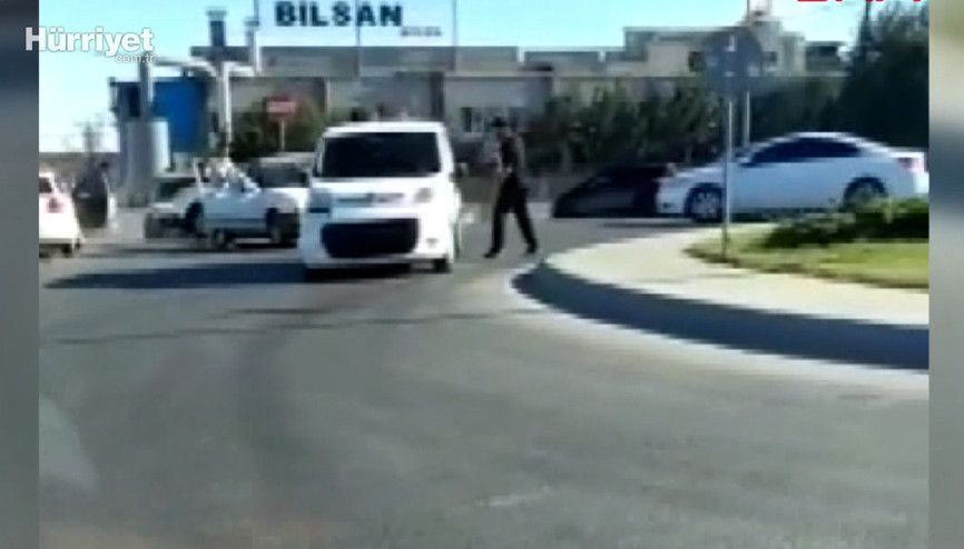 Arnavutköyde hafif ticari araca silahlı saldırı kamerada