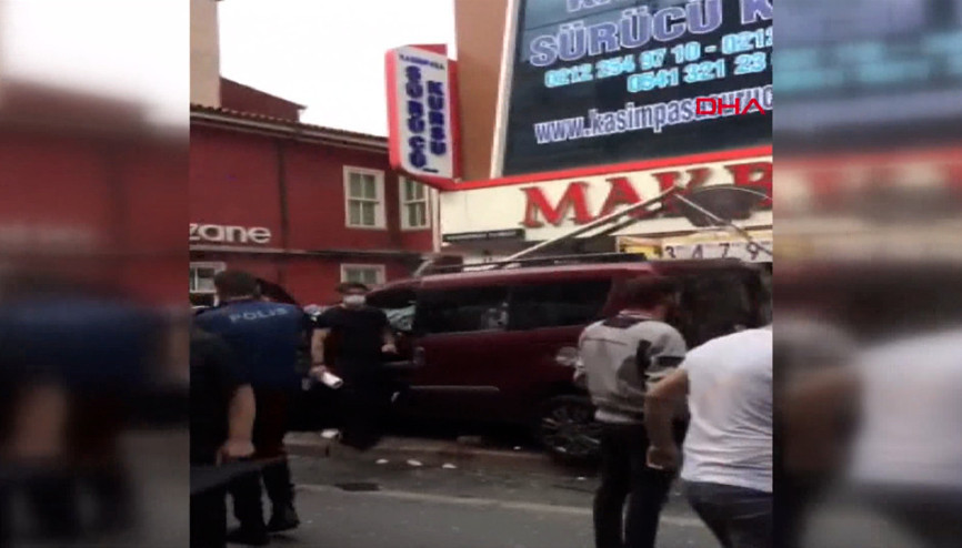 Kasımpaşada hafif ticari otomobil durağa daldı; yaralılar var