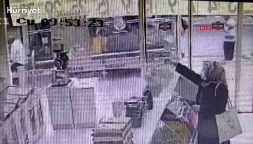 Kasımpaşada hafif ticari araç durağa daldı; feci kaza kamerada