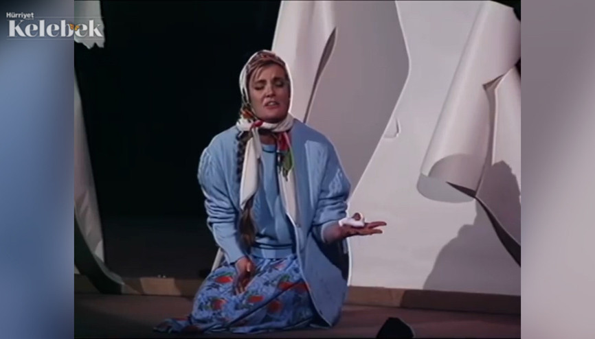 Derya Baykal, eski eşine bugün bir kez daha veda etti. Derya Baykal, eski eşine bugün bir kez daha veda etti.