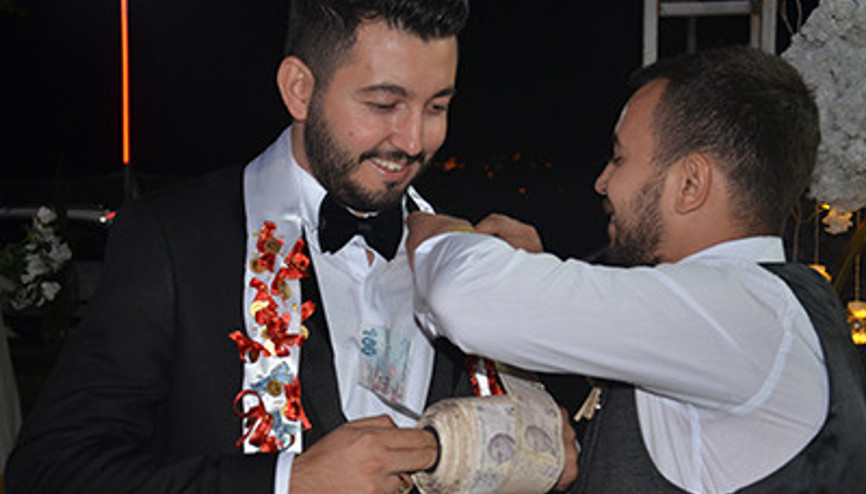 Damada 60 metre uzunluğunda 5 liralık banknotlar taktılar