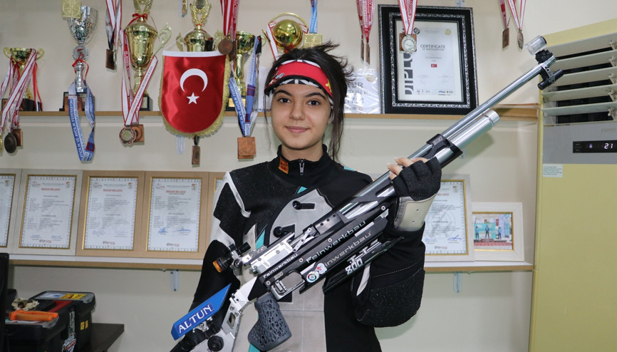 Dünya şampiyonasının en küçük atıcısı Elif Dünya şampiyonasının en küçük atıcısı Elif