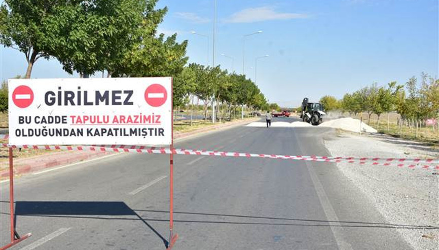 Arsasından geçen yolu ulaşıma kapattı Arsasından geçen yolu ulaşıma kapattı