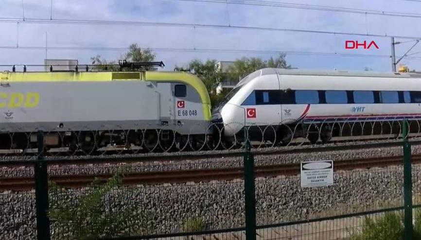 Tuzlada iki tren kafa kafaya geldi; facianın eşiğinden dönüldü