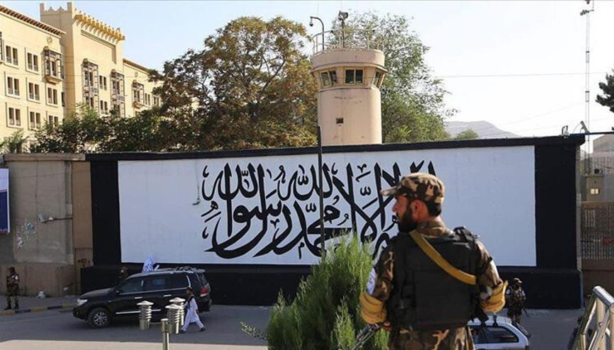 Kabil’de terk edilen ABD büyükelçiliğinin girişindeki duvara Taliban bayrağı çizildi