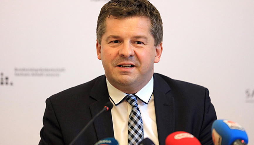 ‘Uzun süredir işsizsen sokakları süpür’