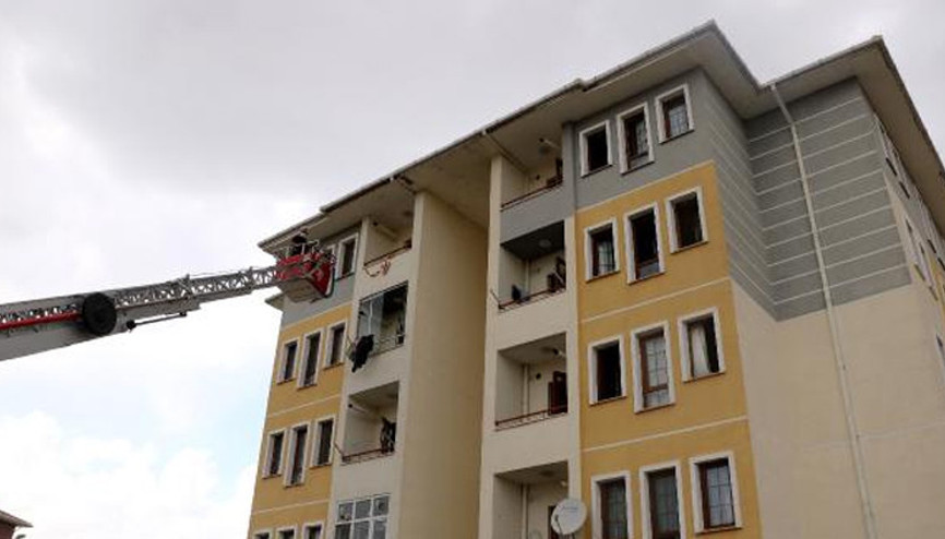 Alevlerden kurtulmak için önce kızını sonra kendisini aşağı attı Alevlerden kurtulmak için önce kızını sonra kendisini aşağı attı