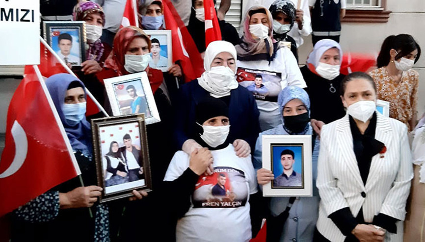 Binali Yıldırım’ın eşi Semiha Yıldırımdan HDP il binası önündeki ailelere ziyaret