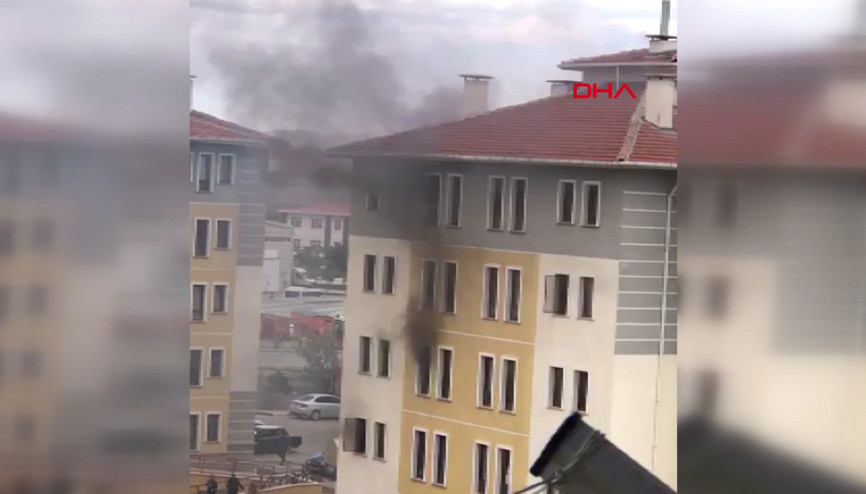 5 katlı binada çıkan yangında anne ve kızı açılan battaniyeye atlayarak kurtuldu 5 katlı binada çıkan yangında anne ve kızı açılan battaniyeye atlayarak kurtuldu