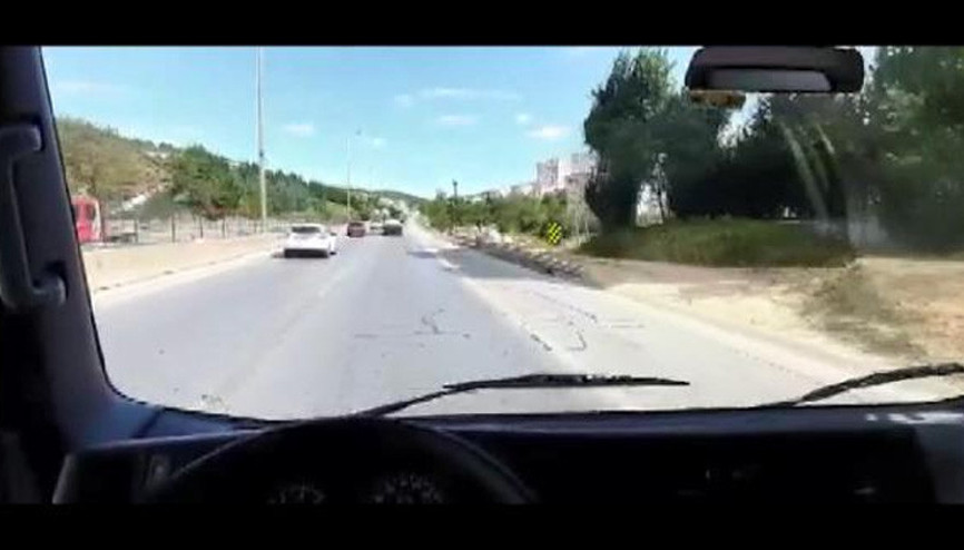 Kamyonetteki çuvallar yola saçıldı Sürücülerin zor anları