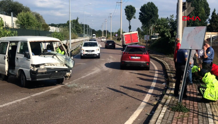 Panelvan ve kamyonet kafa kafaya çarpıştı: 3 yaralı