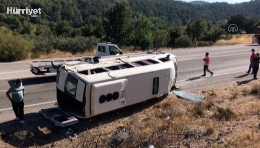 Ukraynalı turistleri taşıyan otobüs ile öğrenci servisi çarpıştı