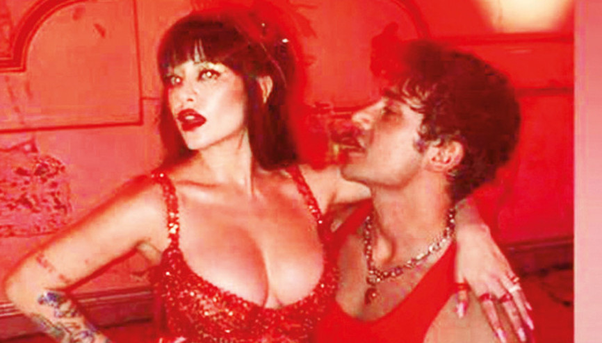 Ünlü modacı Dilara Fındıkoğlundan kırmızı parti