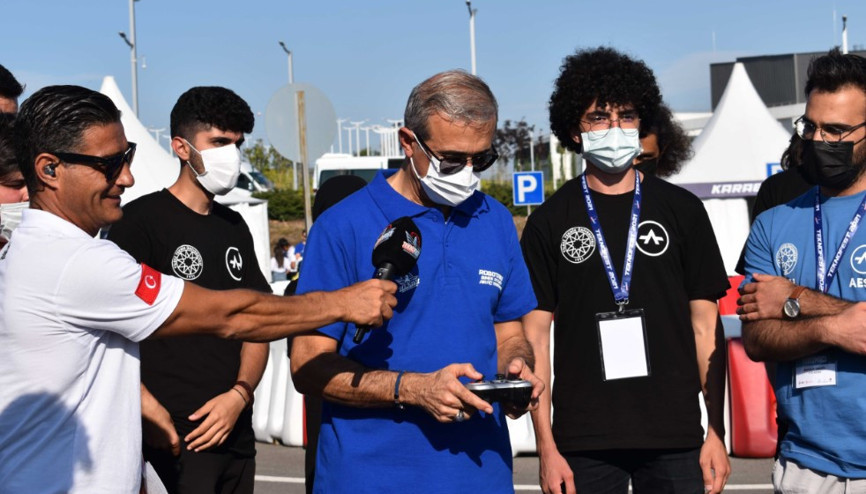 Savunma Sanayii Başkanı Demirden otonom araç yapan gençlere destek