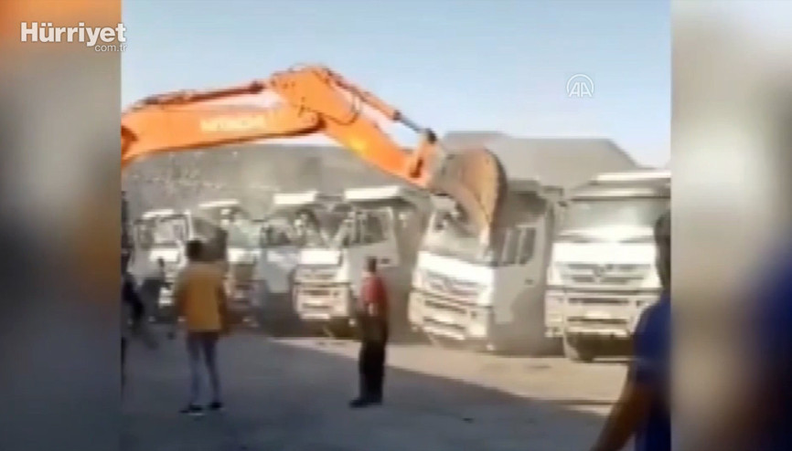 Ücretini alamayan işçi iş makinesiyle kamyonların kabin kısmını ezdi