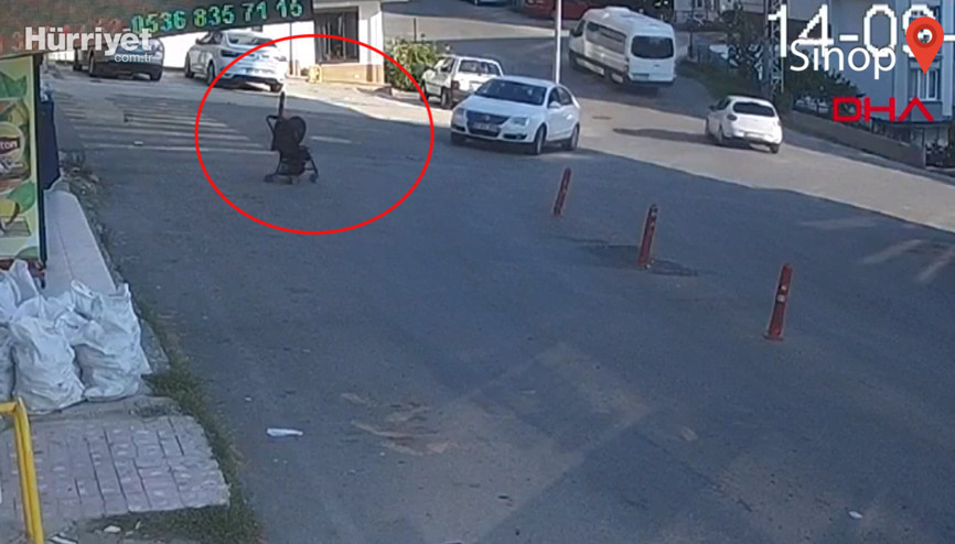 İçinde çocuk olan bebek arabasının yokuştan kayıp, 3 metreden düştüğü anlar kamerada