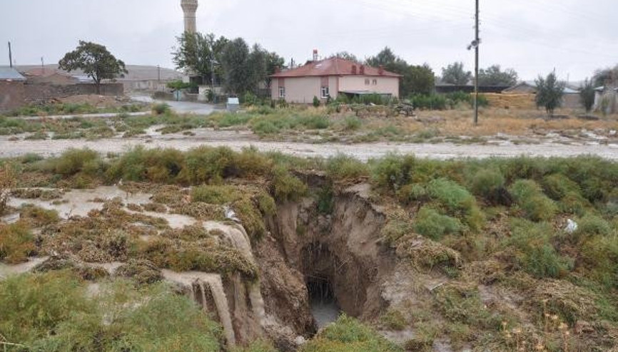 Konyada yaylada dev yarıklar oluştu