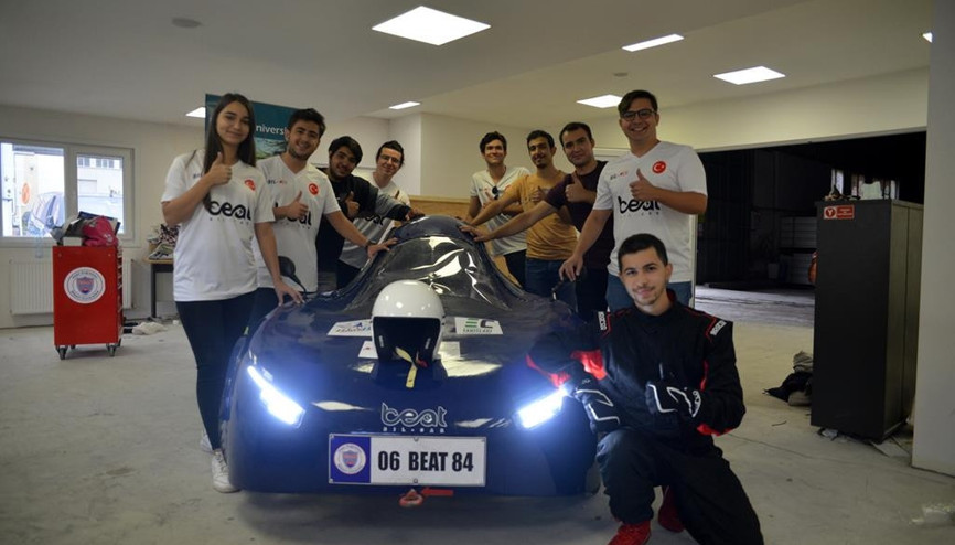 Üniversite öğrencileri elektrikli otomobil yaptı