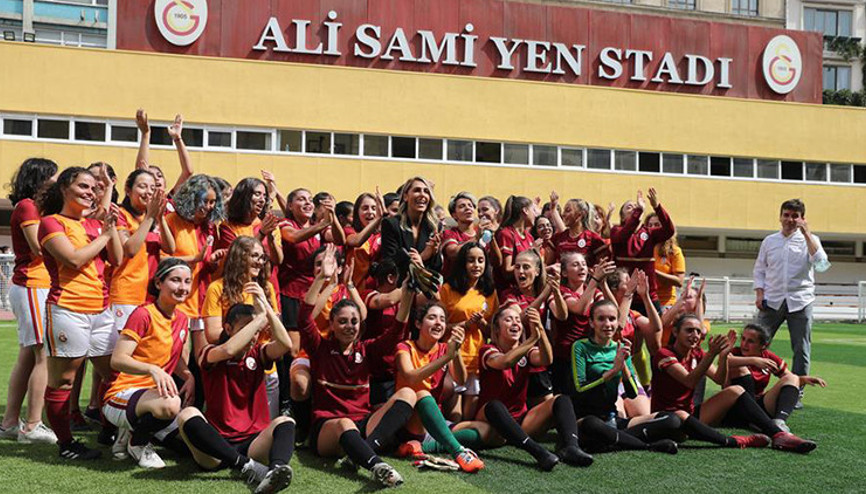 Galatasarayda kadın futbol takımı tanıtıldı