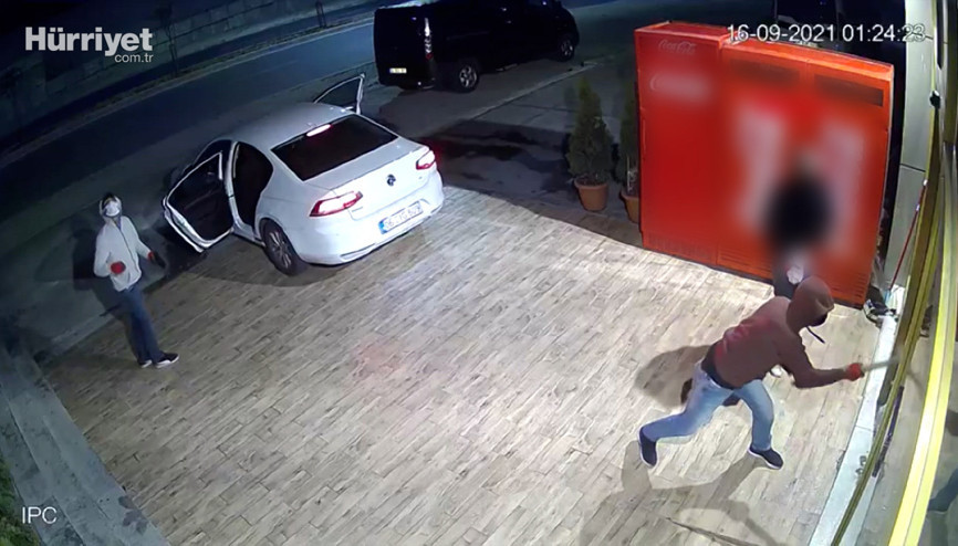Başakşehirde silahla balyozla geldiler, sigara çalıp kaçtılar