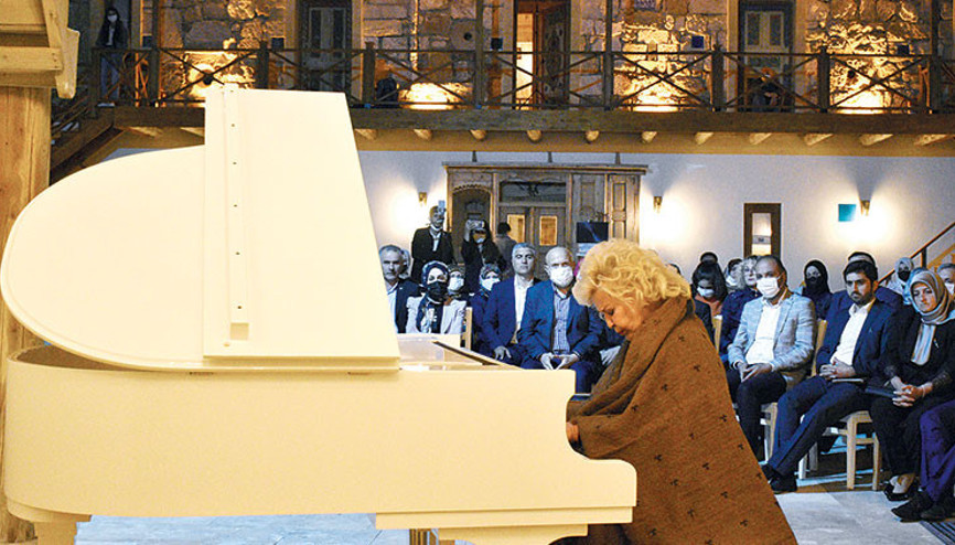 Gülsin Onay’dan Bayburt’ta konser