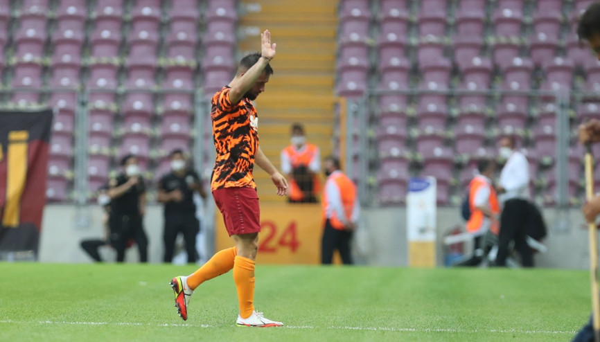 Galatasaray taraftarı ıslıkladı, Ömer Bayram içeri girdi