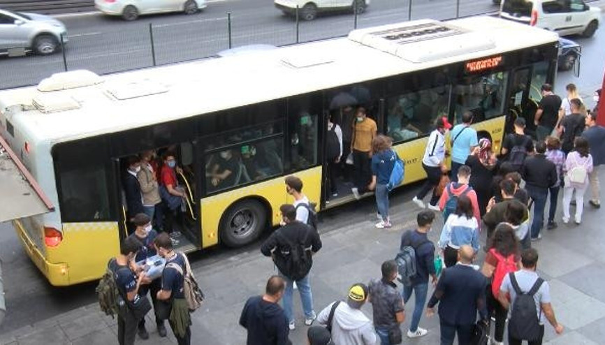 Şirinevler Meydanında metrelerce toplu ulaşım kuyruğu