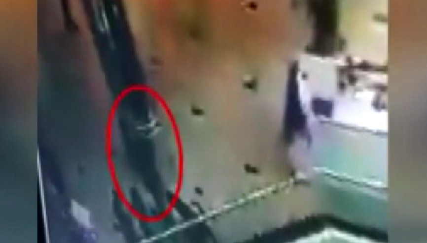 Şişlide AVMde bebek arabalarından hırsızlık anları 2 şüpheli yakalandı