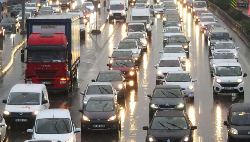 İstanbulda yağmurun etkisiyle trafik yoğunluğu arttı