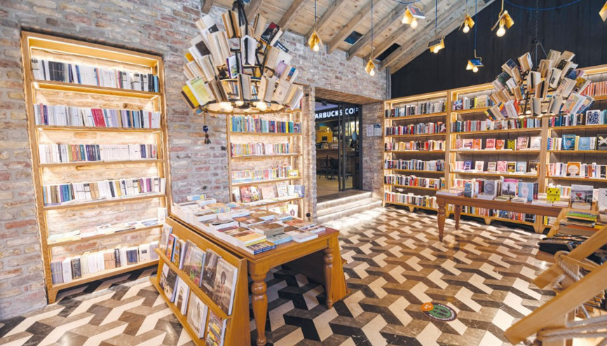 Ne kitapsız ne yemeksiz