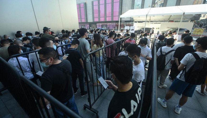 Son dakika... iPhone 13 aşkı pandemi dinlemedi: Yeni iPhone için kuyruğa girdiler