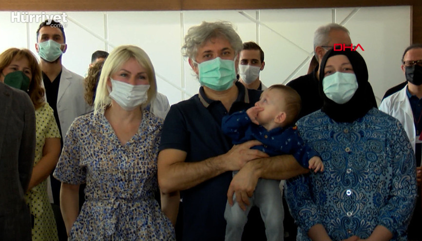 Rahim nakliyle dünyaya gelen bebek, adaşı Doktor Ömer Özkanın kucağında Rahim nakliyle dünyaya gelen bebek, adaşı Doktor Ömer Özkanın kucağında