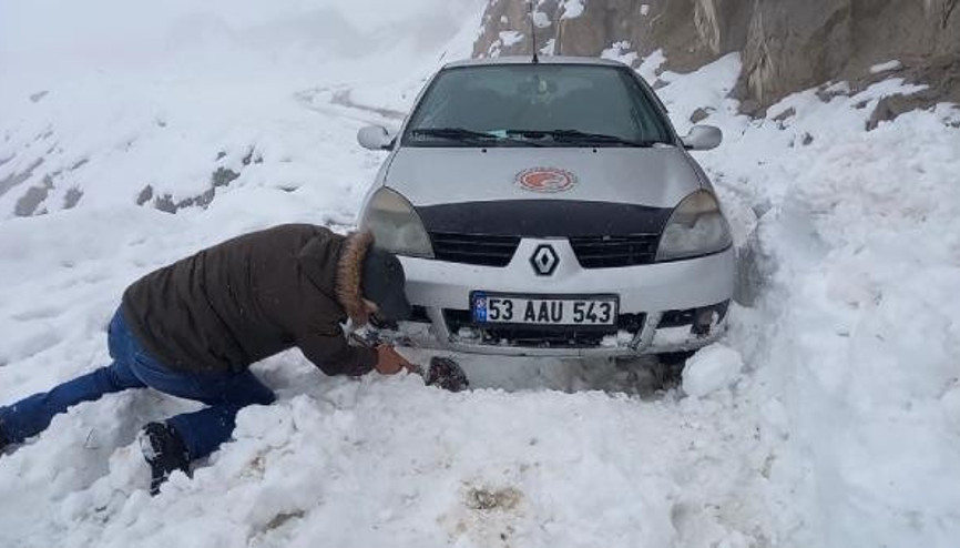 Rizede yayla yolunda araçları kara saplandı, yolda kaldılar