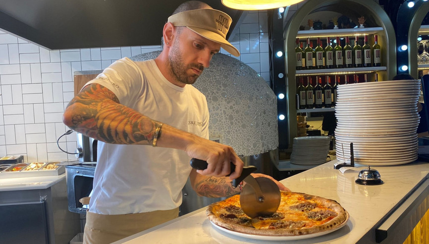 Milli atlet Ramil Guliyev, pizzacı açtı
