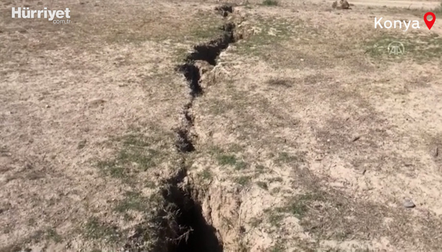 Konya Ovasındaki yarıklar yerleşim yerlerine ulaştı Kilometrelerce uzunlukta... Konya Ovasındaki yarıklar yerleşim yerlerine ulaştı Kilometrelerce uzunlukta...