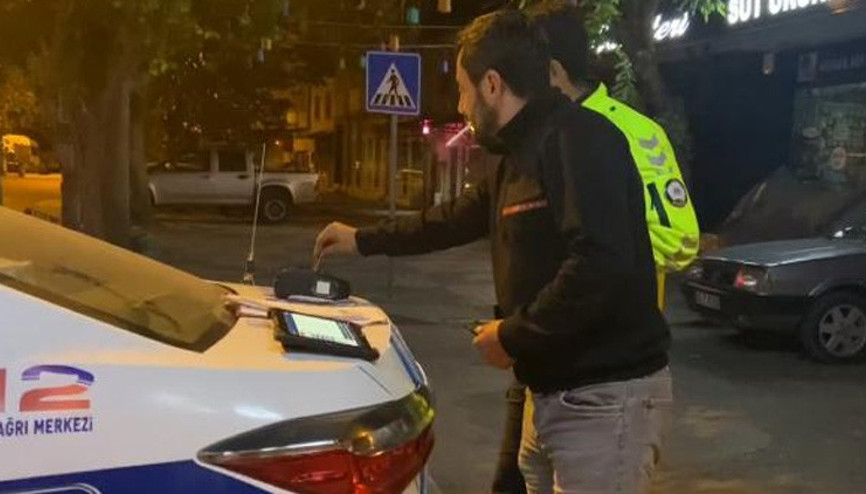 İlginç anlar Cezayı ödemek için kartını alkolmetreye tuttu İlginç anlar Cezayı ödemek için kartını alkolmetreye tuttu