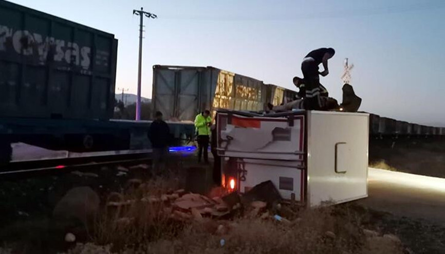 Afyonkarahisarda yük treni, hemzemin geçitte kamyonete çarptı