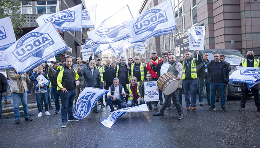Londra’da Türk şoförler halaylarla Uber’i protesto etti