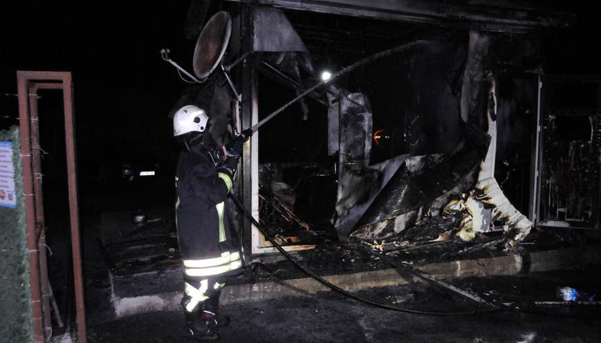 İşten çıkarılan kepçe operatörü, iş makinesi ve iş yerinin güvenlik kulübesini yaktı