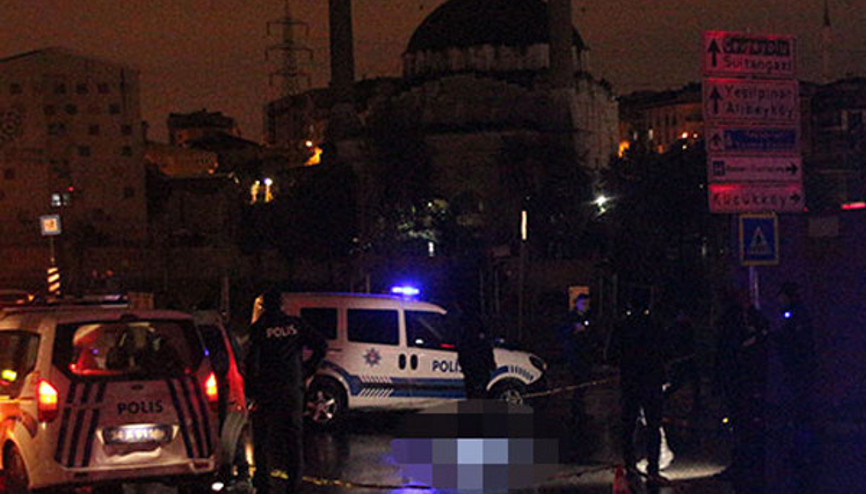 Gaziosmanpaşada feci kaza Yolun karşısına geçerken otomobil çarpan 3 kişi hayatını kaybetti Gaziosmanpaşada feci kaza Yolun karşısına geçerken otomobil çarpan 3 kişi hayatını kaybetti