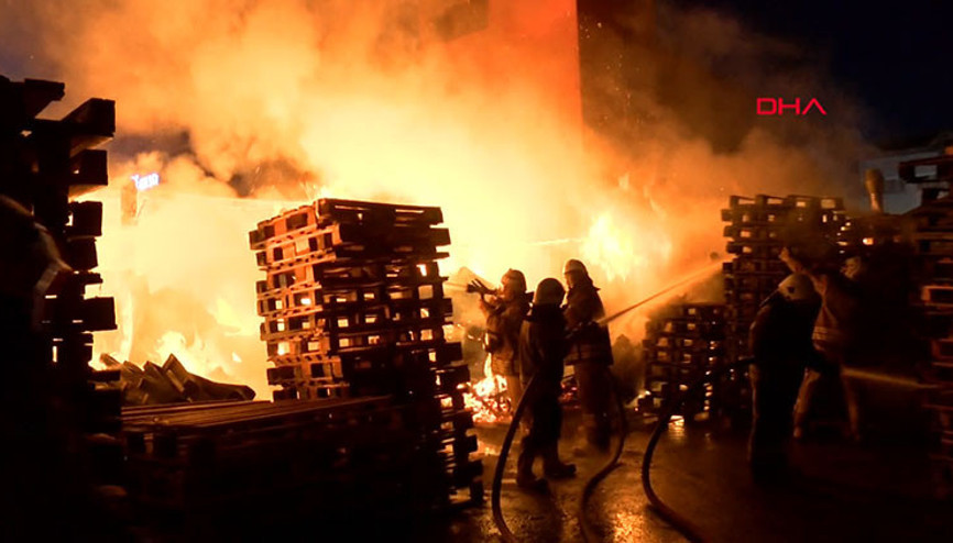 Ümraniyede palet imalathanesinde yangın